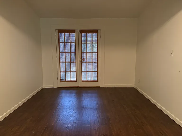 Add'l room! Entrance to residence. use this as an office, drop zone, or additional TV room!