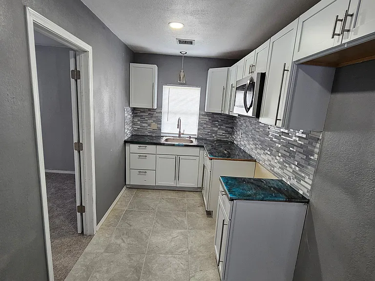 1758 S Meridian Ave — Photo 4