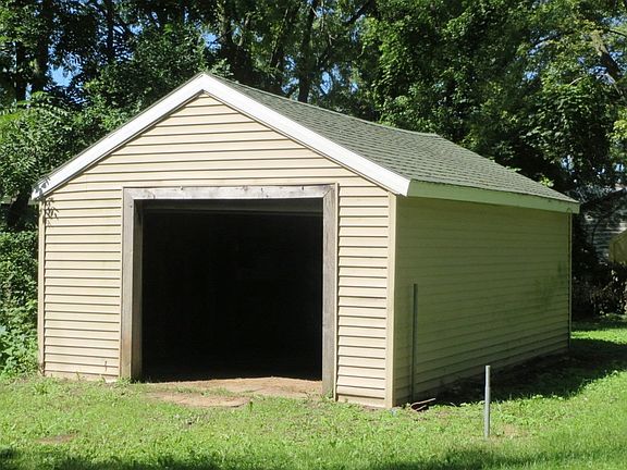 1.5 car detached garage