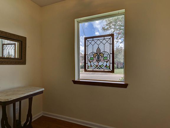 4th image of 305 Heatheroak Ave