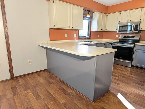 4th image of 1065 North St