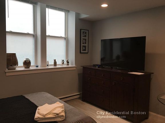 4th image of 4 Greenway Ct APT 8