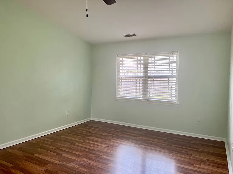943 Chigwell Rd — Photo 12