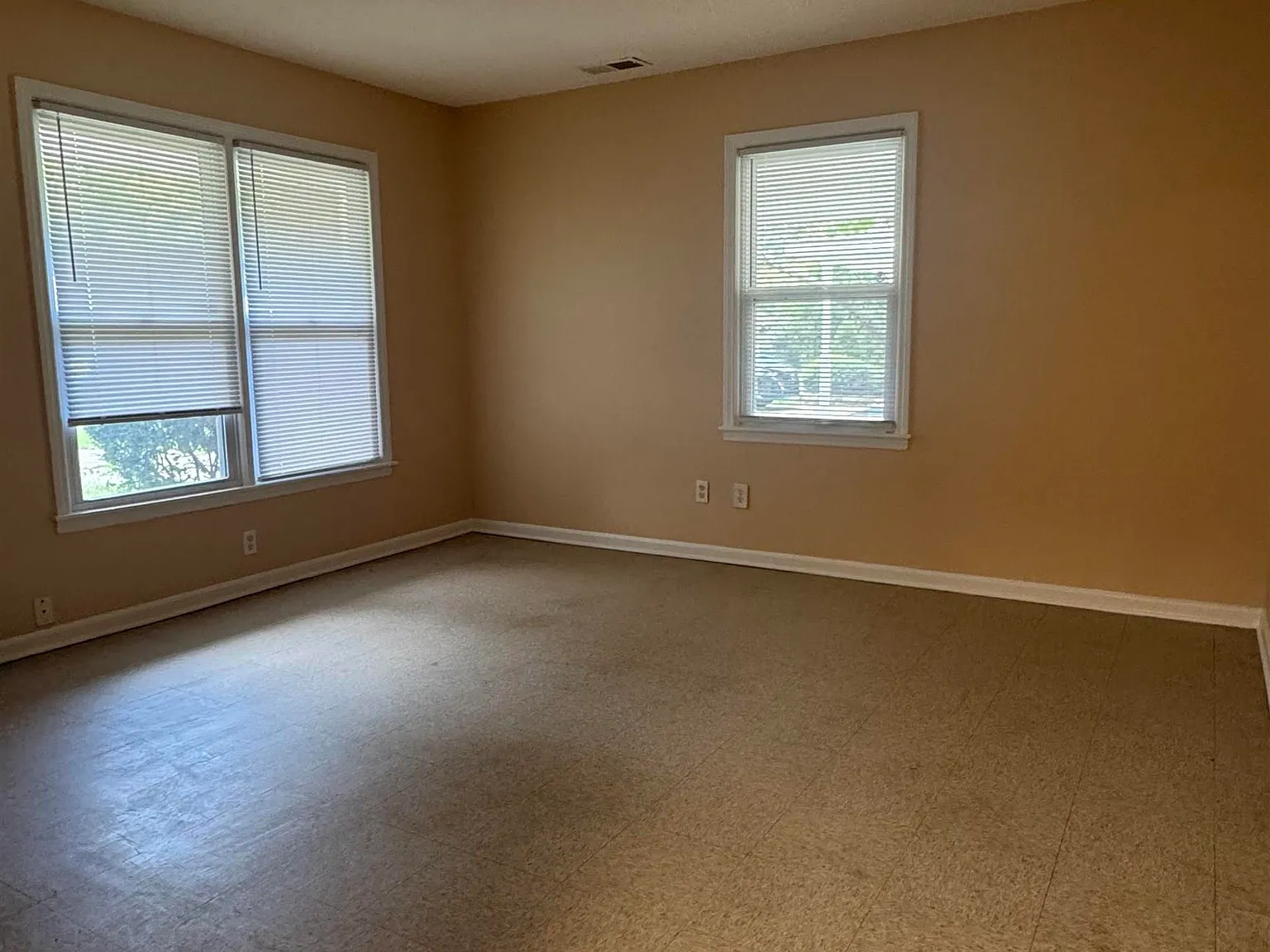 3 bed, 1.5 bath, 955 sqft, $1,195 — Photo 2