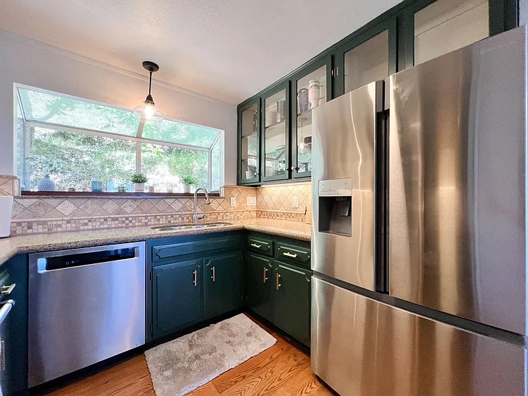 542 E Spring St — Photo 16