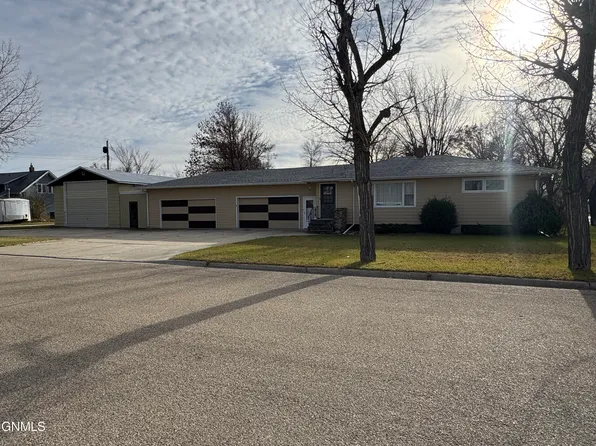 309 2nd Ave NW, Crosby, ND 58730