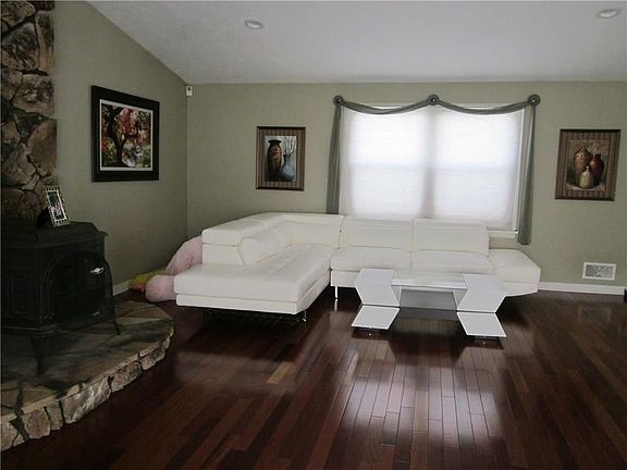4th image of 42 Bramblewood Ln W