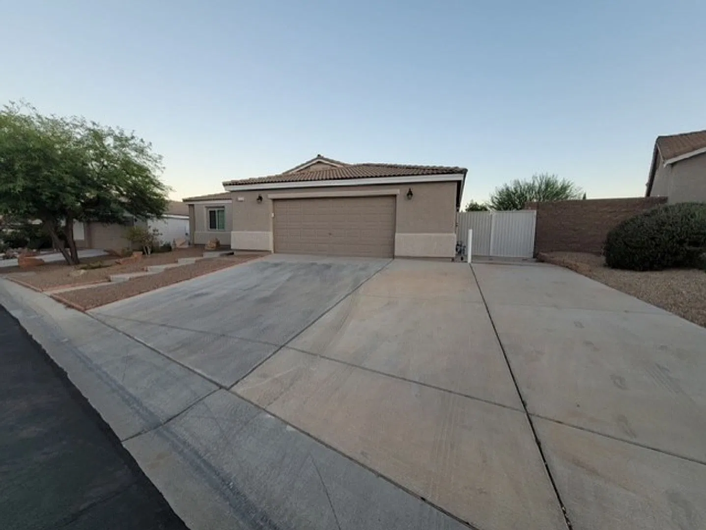 Amazing 4 Bedroom home with huge yard. — Photo 2