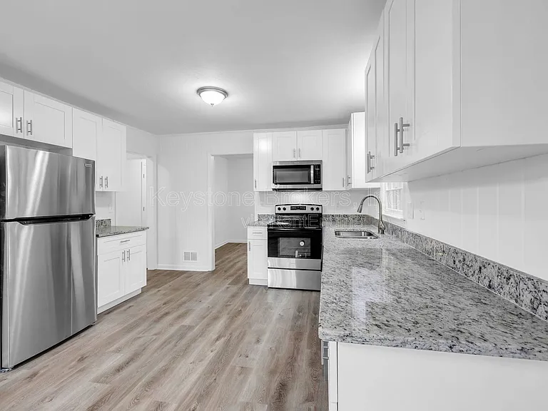 1586 Kings Rd — Photo 10