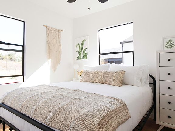 3rd image of 1240 W Sunset Blvd