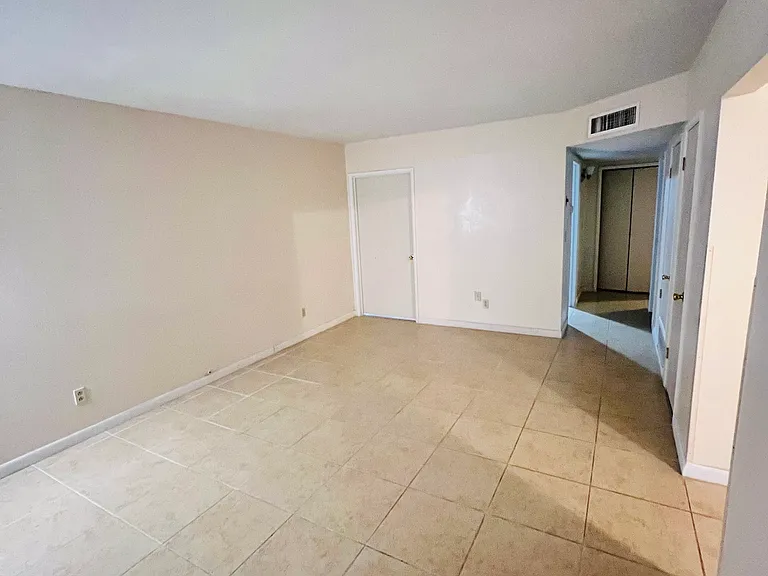 513 W Henry St — Photo 8
