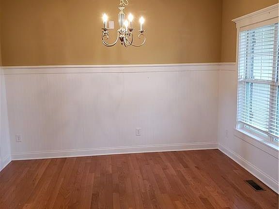 3rd image of 32 Shellnut Cir