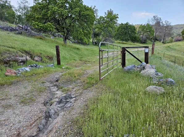 1000 Trimmer Spgs, Sanger, CA 93657