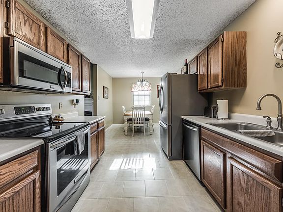 4th image of 5555 Brandon Park Dr