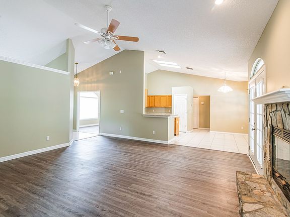 3rd image of 124 Bracken Ct