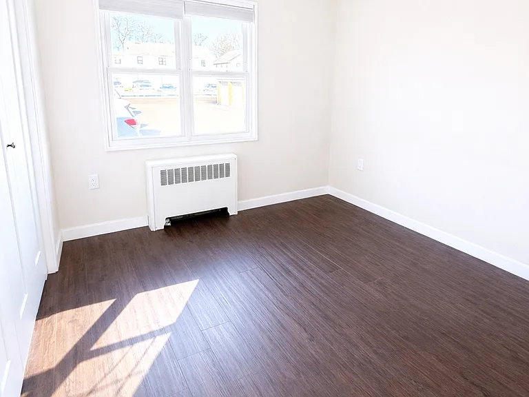 102A Hastings Ave — Photo 7
