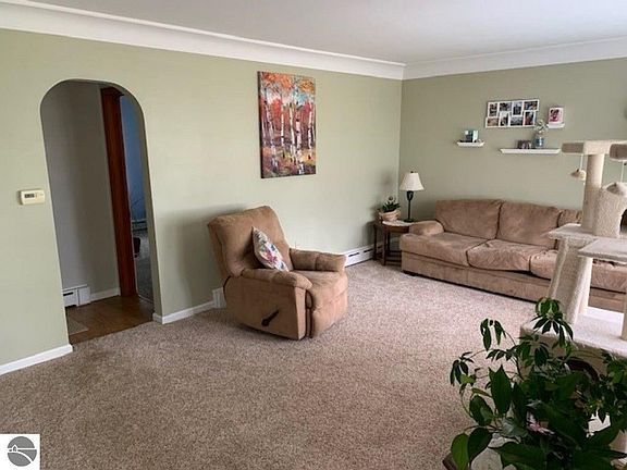 4th image of 402 1st St