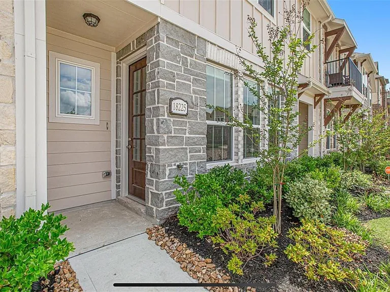 18225 Crystal Knoll Dr — Photo 2