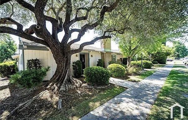 6090 N Poplar Ave — Photo 2