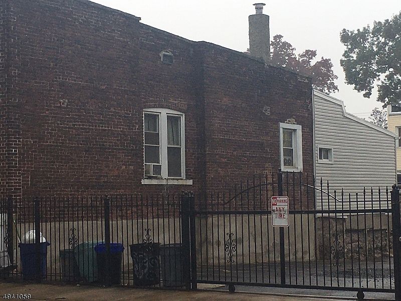2nd image of 566 N 9th St