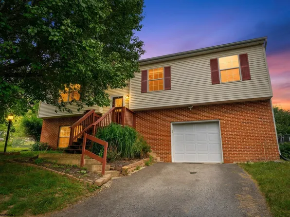 32 Woodside Ln, Bridgeport, WV 26330
