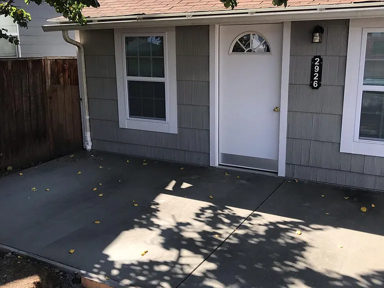 2926 NE Riverside Ave — Photo 1