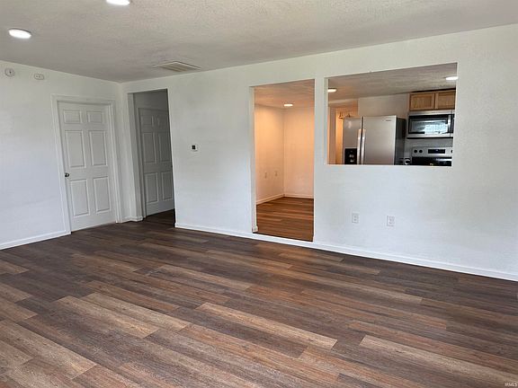 4th image of 919 S Main St
