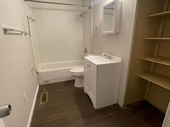 3rd image of 1474 Elaine St