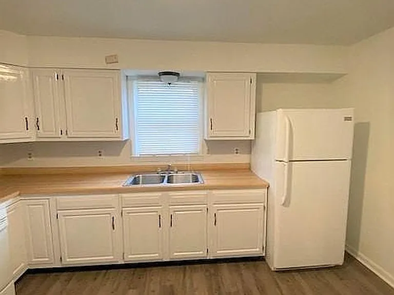 663 Shropshire Ave — Photo 11