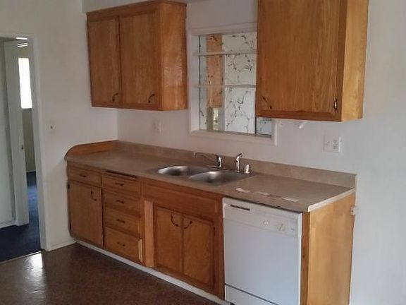 5th image of 901 S Santa Fe St