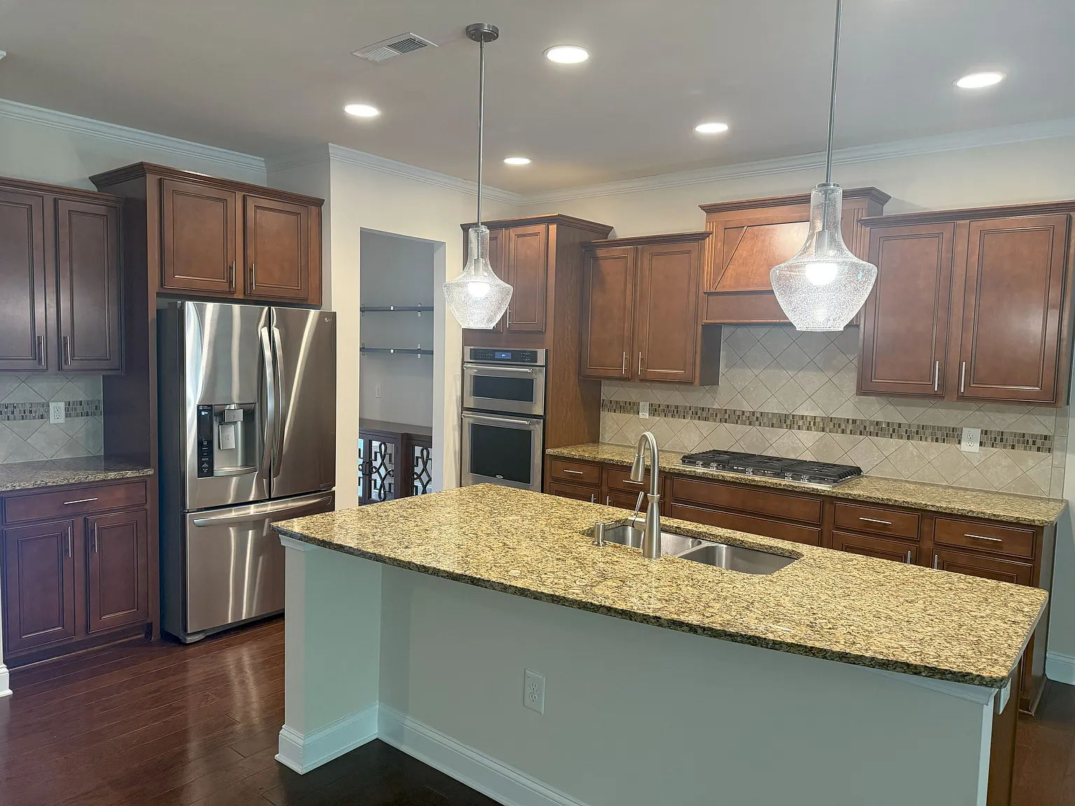 5 bed, 3064 sqft, $3,500 — Photo 4