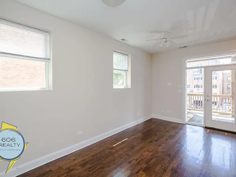 Lincoln Park Renovated Apartments! — Photo 10
