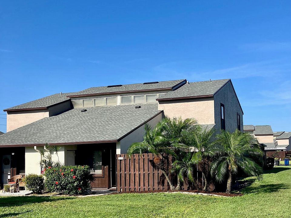 This end unit home offers a nice blend of privacy and access to Sandalwood's amenities.