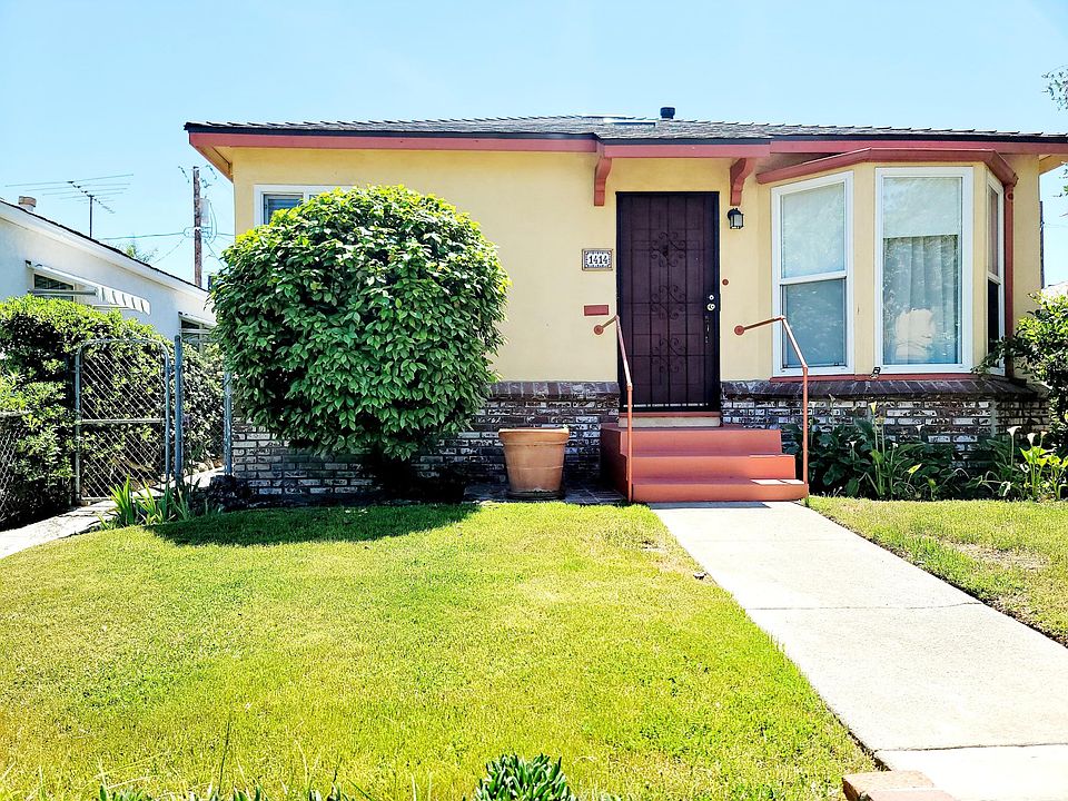 Left side gate entrance with access to the back patio. Front door entrance.