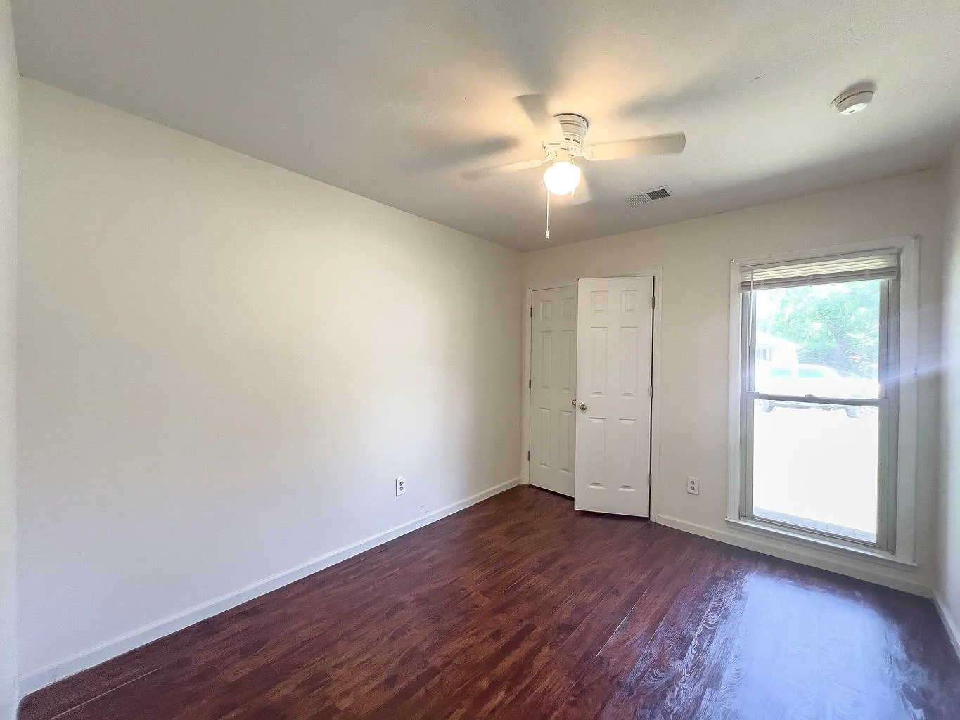 3 bed, 1350 sqft, $1,995 — Photo 2