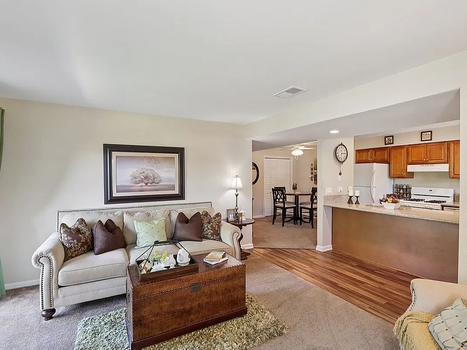 2 Bedroom 2 Bathroom Model (1,093 sqft.)

Living Room