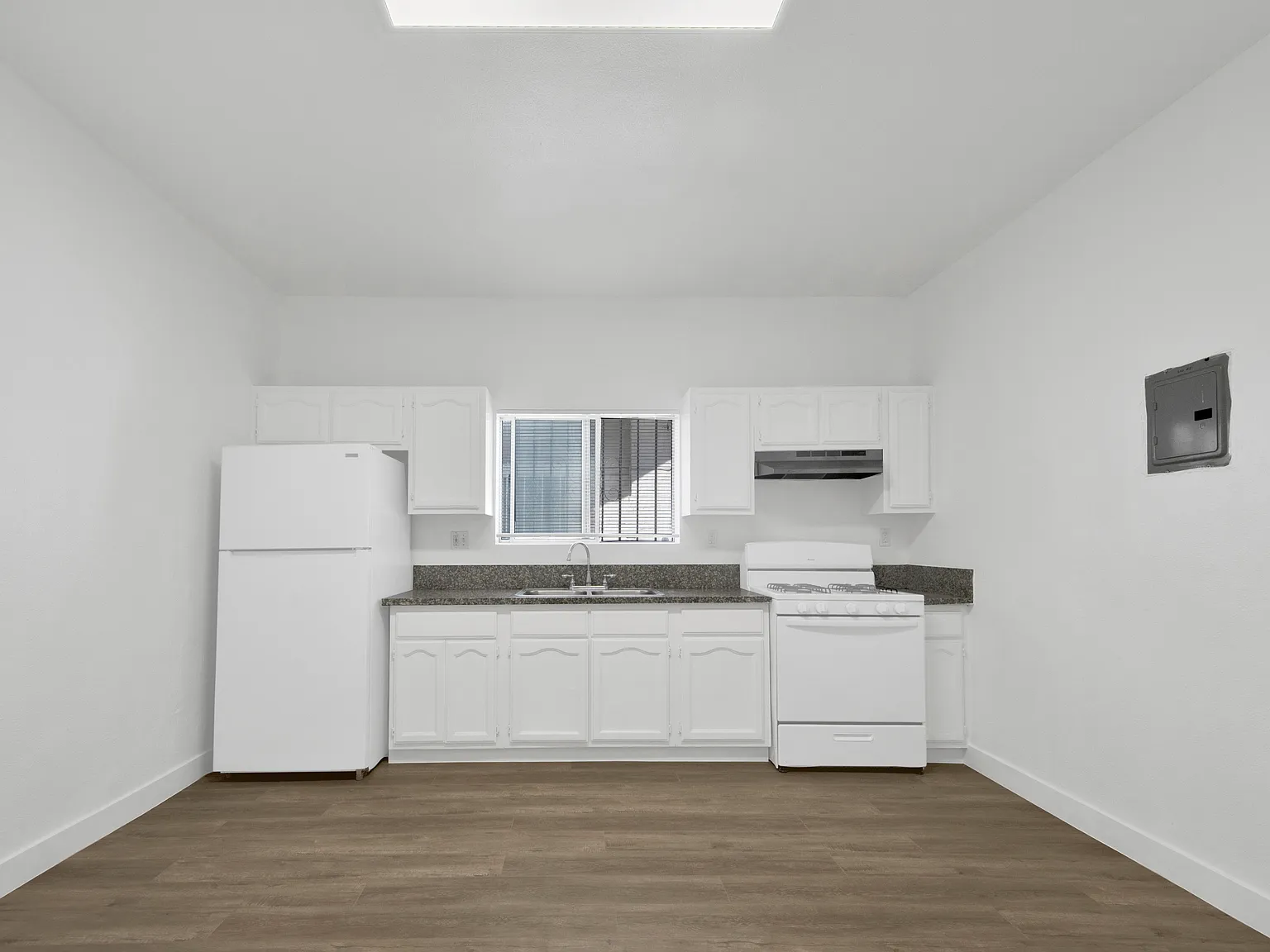 2 bed, 678 sqft, $2,400 — Photo 3