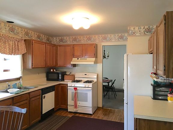 4th image of 520 Farmhill Cir