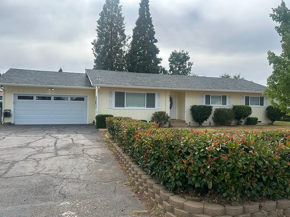 6231 Forest Ln