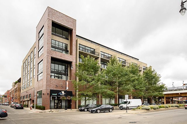 1st image of 3946 N Ravenswood Ave APT 411