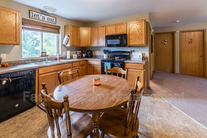 5 bed, 2.0 bath, 1536 sqft, $2,975 — Photo 3