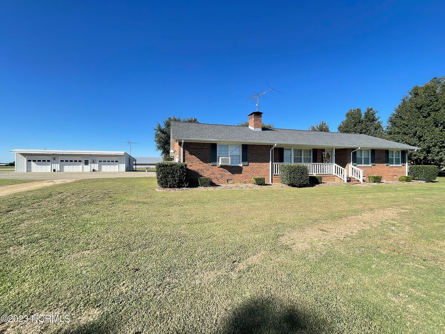 385 E Nc 403 Highway, Mount Olive, NC 28365 | Zillow