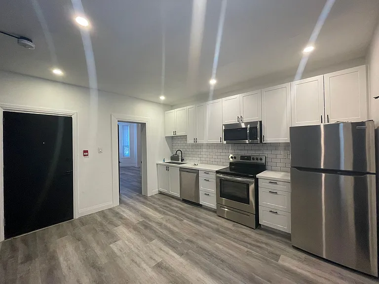 233 Victoria Ave N #4 — Photo 1