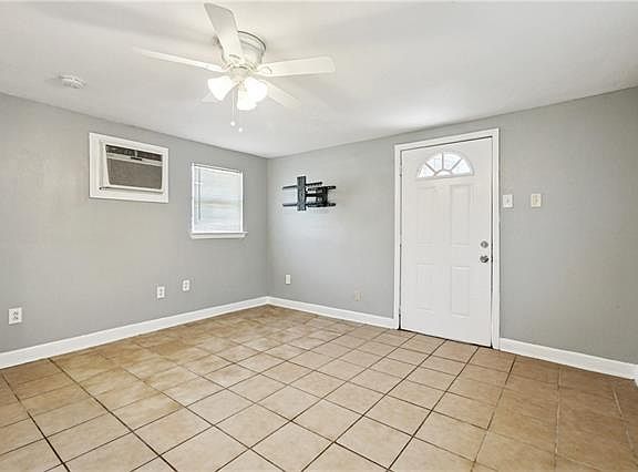 2nd image of 2339 1/2 Prentiss Ave