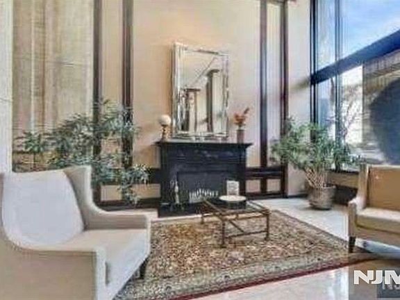 4th image of 2077 Center Avenue #7J