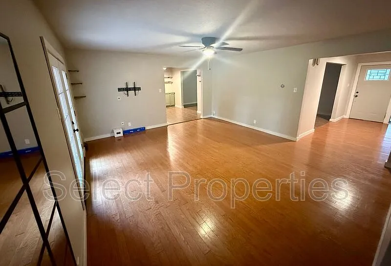 3 bed, 2.0 bath, 2054 sqft, $2,300 — Photo 4