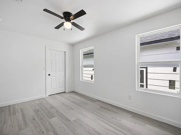 9009 Hilda St — Photo 15