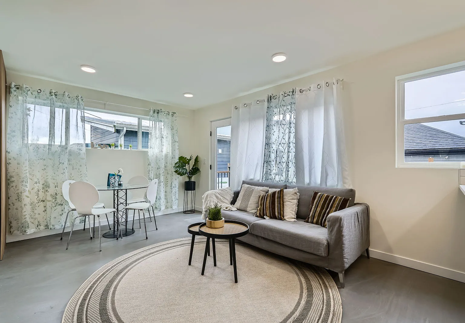 3 bed, 1103 sqft, $3,130 — Photo 2