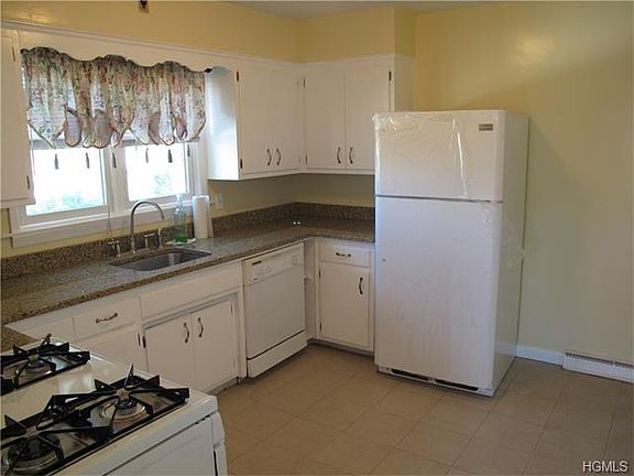 3rd image of 83 Lakeview Dr