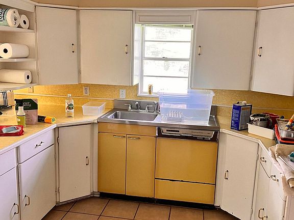 3rd image of 225 Louise Dr